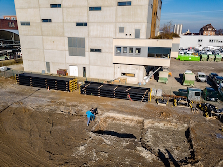 Stadtwerke Ludwigsburg-Kornwestheim: Neben dem Holzheizkraftwerk wird demnächst der Wärmespeicher für das Projekt SolarHeatGrid gebaut.