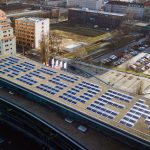 Eine Photovoltaikanlage aus den Buchstaben DRESDEN wurde auf dem Dach den Internationalen Congress Centers in Dresden installiert.