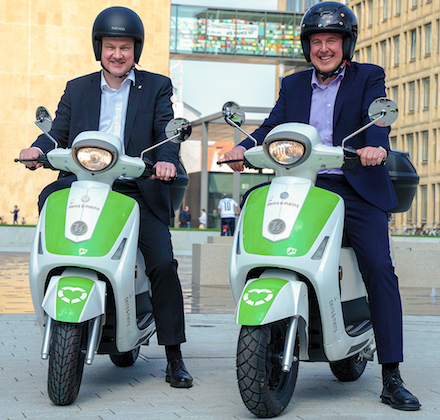 Testen die E-Roller der Stadtwerke Gütersloh: Bürgermeister Henning Schulz (l.) und Stadtwerke-Geschäftsführer Ralf Libuda.