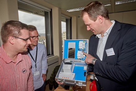 BTC-Experte Thomas Suding (r.) erläutert im Workshop mit enm den Einsatz der Hardware-Komponenten und ihre Funktionen in der CLS-Teststellung.