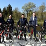 Das Radl-Team des Augsburger Ordnungsdienstes bei der offiziellen Übergabe mit Ordnungsreferent Dirk Wurm (2. von rechts).