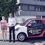 Erste Kundin erhält die Schlüssel für ihre neuen Smart EQ fortwo.