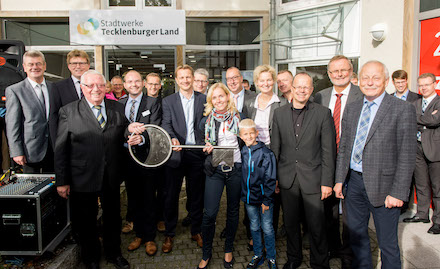 Historischer Moment für die Stadtwerke Tecklenburger Land: Der damalige Aufsichtsratsvorsitzende Heinz Steingröver (vorne