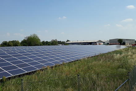 Der Solarpark Salzwedel hat eine Leistung von 750 Kilowattpeak und gehört nun zum Portfolio der Thüga Erneuerbare Energien (THEE).