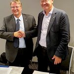 Handschlag zur neuen Kooperationsvereinbarung zwischen Emdens Oberbürgermeister Bernd Bornemann (links) und dem Bürgermeister von Haugesund/Norwegen