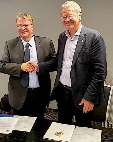 Handschlag zur neuen Kooperationsvereinbarung zwischen Emdens Oberbürgermeister Bernd Bornemann (links) und dem Bürgermeister von Haugesund/Norwegen