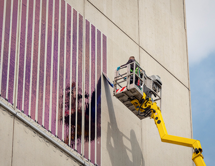 Das Unternehmen Heliatek brachte beim Pilotversuch in Donauwörth die Solarfolie zum ersten Mal derart großflächig und auf rauem Beton an.