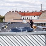 Aufbau der solaren Mieterstromanlage der Berliner Stadtwerke für die Wohnungsbau-Genossenschaft Treptow Nord.