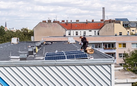 Aufbau der solaren Mieterstromanlage der Berliner Stadtwerke für die Wohnungsbau-Genossenschaft Treptow Nord.