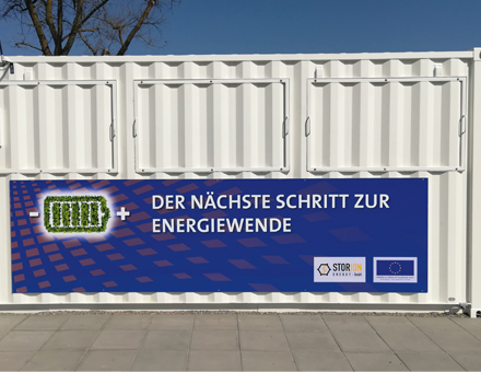 Rund 15 Tonnen wiegt der Container mit der neuartigen Redox-Flow-Batterie.