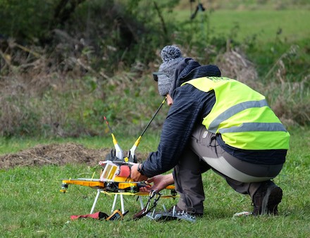 Firefly-Warnmarker werden per Drohne installiert.