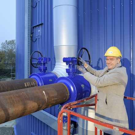 Heidelbergs Oberbürgermeister Eckart Würzner hat den Energie- und Zukunftsspeicher mit dem Heidelberger Fernwärmenetz verbunden.