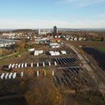 Baustelle der größten Solarthermieanlage Deutschlands in Ludwigsburg/Kornwestheim. In mehreren deutschen Fernwärmenetzen entstehen derzeit große Kollektorfelder.