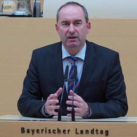 Regierungserklärung: Hubert Aiwanger hat im Landtag einen Aktionsplan zur Umsetzung der Energiewende im Freistaat vorgestellt.