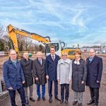 Minister Hendrik Wüst (m.) und Kölns Oberbürgermeisterin Henriette Reker (2.v.r.) informierten sich auf der Baustelle über die neuen E-Bus-Carports.