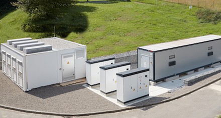 Kraftwerksbatterie Heilbronn kauft einen Batteriespeicher auf dem Firmengelände von Bosch Thermotechnik.