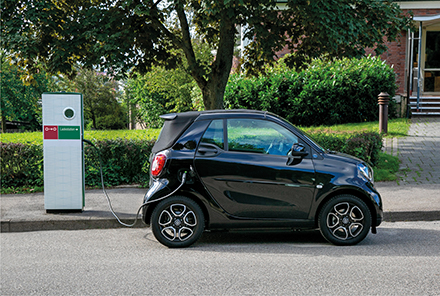 Elektromobilität benötigt eine bedarfsgerechte Lade-Infrastruktur und stellt hohe Anforderungen an Stromnetze.