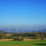 Alte und neue Energiewelt: Der Windpark Emmerthal steht in Sichtweite zum Kernkraftwerk Grohnde