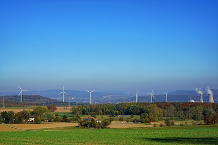 Alte und neue Energiewelt: Der Windpark Emmerthal steht in Sichtweite zum Kernkraftwerk Grohnde