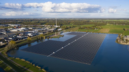 Hätte auch in Deutschland Potenzial: schwimmende PV-Kraftwerke auf Braunkohle-Tagebauseen.