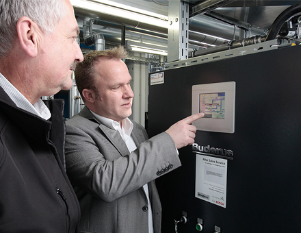 v.l.: Eckhardt Schmerberg (Haus-Technik Becker) und Thorsten Thierbach (Buderus) haben am BHKW-Schaltschrank alles im Blick.