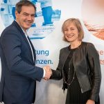 Dieter Ludwigs und Simone Hessel besiegeln die Smart-Metering-Kooperation zwischen regio iT und rku.it.