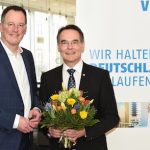 VKU Präsident Michael Ebling (l.) gratuliert dem neuen VKU-Hauptgeschäftsführer