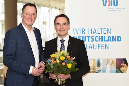 VKU Präsident Michael Ebling (l.) gratuliert dem neuen VKU-Hauptgeschäftsführer