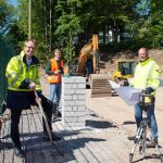 Stadtwerke Bochum Netz-Geschäftsführer Holger Rost und die Stadtwerke-Mitarbeiter Torben Redder und Holger Breuner (v.l.) stellen die Pläne für das neue Umspannwerk vor.