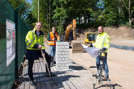 Stadtwerke Bochum Netz-Geschäftsführer Holger Rost und die Stadtwerke-Mitarbeiter Torben Redder und Holger Breuner (v.l.) stellen die Pläne für das neue Umspannwerk vor.