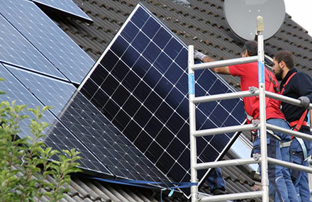 Immer mehr Hausbesitzer lassen sich Photovoltaikanlagen auf ihrem Dach installieren