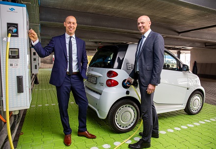 Eine Million Euro für die öffentliche Lade-Infrastruktur in Münster: Diesen Plan stellen die Stadtwerke-Geschäftsführer Sebastian Jurczyk (l.) und Frank Gäfgen vor.