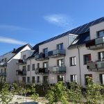 Solaranlagen auf dem Dach erzeugen Strom für ein neues Quartier in Hamburg.