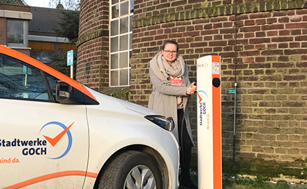 An allen Ladesäulen der Stadtwerke Goch tanken Fahrer ihr Elektroauto zu einem festgelegten Preis.