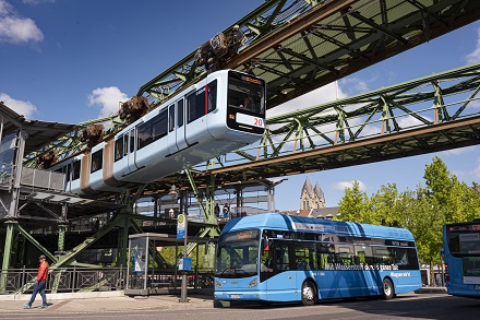 Neben der Schwebebahn künftig ein neues Wahrzeichen für Wuppertal: der Wasserstoffbus.