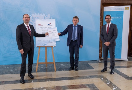 v.l.: Staatsminister Hubert Aiwanger bei der Urkundenübergabe an Prof. Dr. Markus Brautsch und Raphael Lechner vom Institut für Energietechnik.