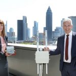 Oberbürgermeister Peter Feldmann und Mainova-Vorstandsmitglied Diana Rauhut präsentieren ein LoRaWAN-Gateway sowie einen smarten Wärmemengenzähler.