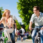 Radfahrern und Fußgängern Vorrecht zu gewähren und den Parkraum in der Innenstadt zu begrenzen macht das Autofahren unattraktiver.