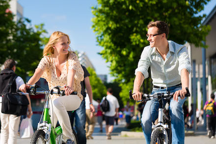 Radfahrern und Fußgängern Vorrecht zu gewähren und den Parkraum in der Innenstadt zu begrenzen macht das Autofahren unattraktiver.