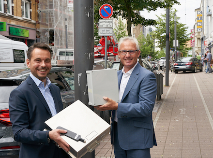 Oberbürgermeister David Langner (l.) und evm-Vorstandsvorsitzender Josef Rönz zeigen die Luftsensoren