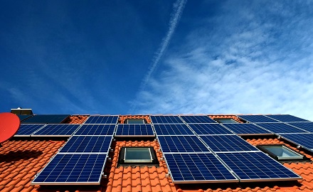 Mit dem neuen Programm des ESWE Innovations- und Klimaschutzfonds soll überschüssige Sonnenenergie zu Hause effizient gespeichert werden.