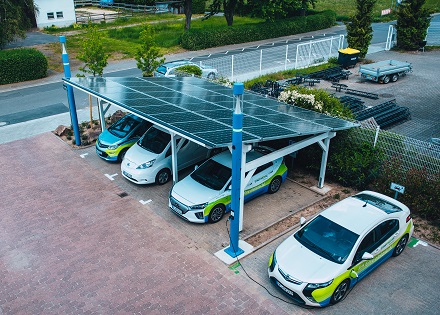 Mit dem Umzug in die neue Unternehmenszentrale verbanden die Stadtwerke Rodgau den Aufbau eines Solarcarports