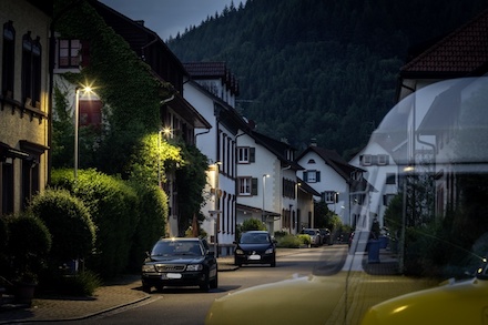 Die Straßenbeleuchtung ist in vielen Gemeinden noch immer ein großer Energieschlucker – dabei lässt sie sich mit einer Contracting-Lösung oft kostengünstig modernisieren.