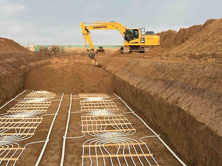 11.200 Quadratmeter Fläche – das ist mehr als ein Profi-Fußballfeld – umfasst Deutschlands größtes Erdkollektorfeld unter einer landwirtschaftlichen Fläche.