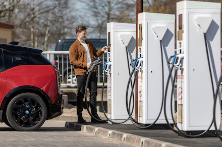 enercity eröffnet Ladepark mit Ultra-Schnellladesäulen.