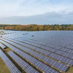 Ein Ausschnitt der 10.000 Quadratmeter großen PV-Anlage auf dem Dach des Münchner Centro Tesoro.