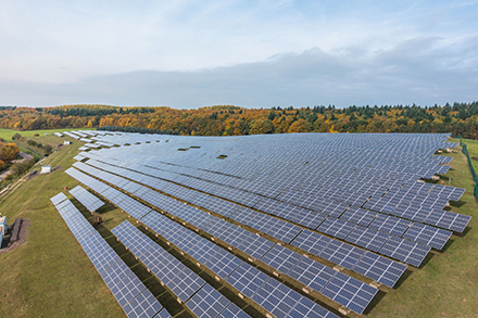 Ein Ausschnitt der 10.000 Quadratmeter großen PV-Anlage auf dem Dach des Münchner Centro Tesoro.