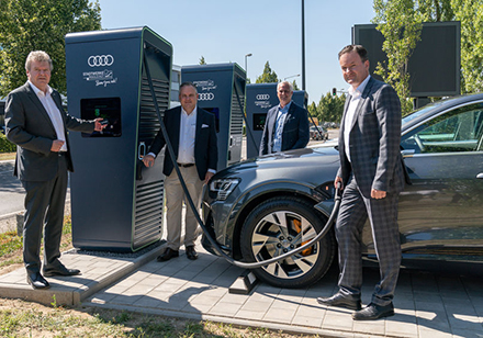 Die erste Schnellladetankstelle in Ingolstadt ist eröffnet.