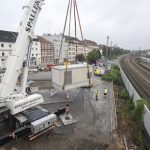 Ein Spezialkran hat das Trafogebäude für die M2-Endwende am Osnabrücker Hauptbahnhof am Haken.