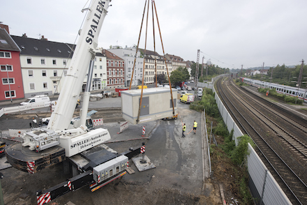 Ein Spezialkran hat das Trafogebäude für die M2-Endwende am Osnabrücker Hauptbahnhof am Haken.